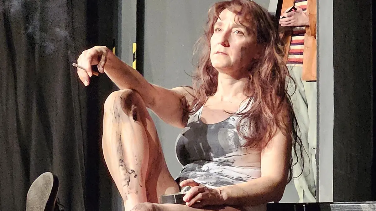 Bis aufs Hemd entblößt und mit Druckerschwärze besudelt: Elif Veyisoglu als Katharina Blum – und der Journalist (Reyniel Ostermann) lauert immer im Hintergrund und schreibt alles mit. (Theater Ilshofen Württembergische Landesbühne Esslingen)