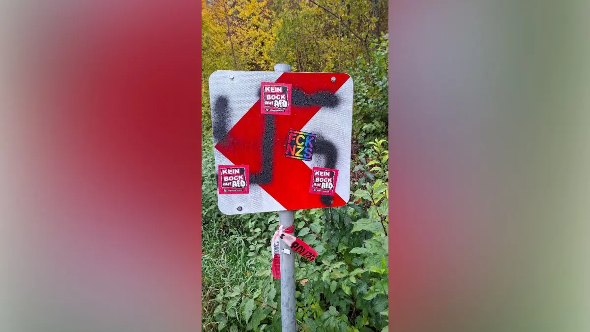 In Blaustein wurden Hakenkreuze auf Verkehrsschilder geschmiert, die Polizei ermittelt
