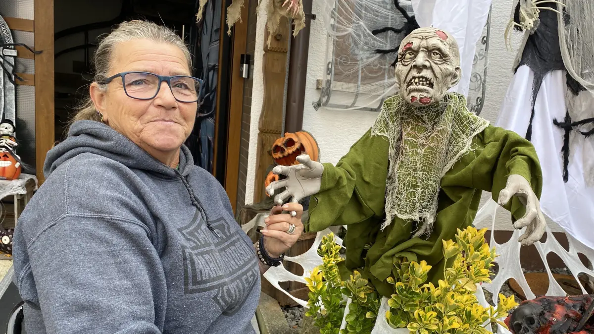 Horrorhaus zu Halloween: Bei Andrea Bittig in der Thomasstraße im Hechinger Stadtteil Weilheim laden Zombies, Monster, Spinnen und Fledermäuse zum Gruseln ein.