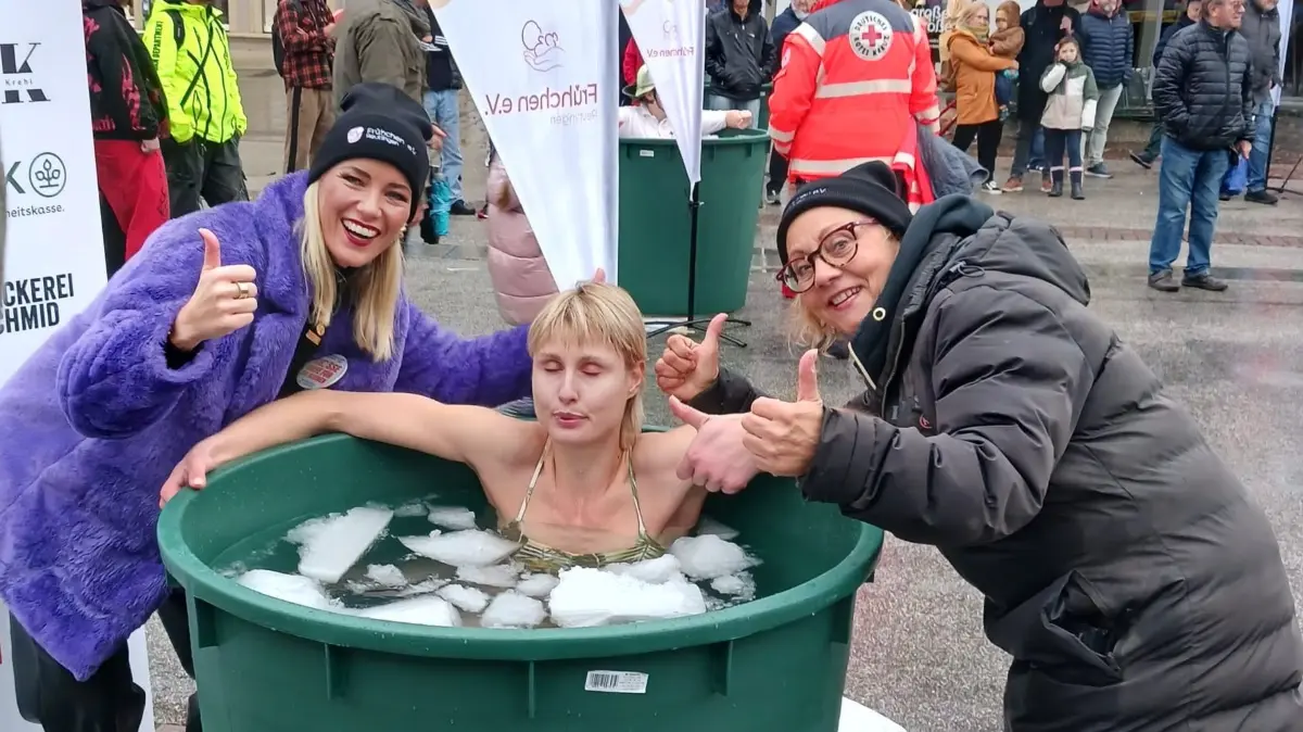 Im vergangenen Jahr feierte das "Eisbaden" auf dem Reutlinger Marktplatz Premiere. Das Event beschreibt Initiatorin Maritta Krehl als Herzensangelegenheit.