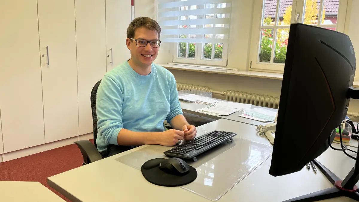 GVV Zwiefalten Hayingen. Von seinem Büro im Hayinger Rathaus aus treibt der neue Verbandskämmerer Julian Reiß den Aufbau der gemeinsamen Finanzverwaltung voran.