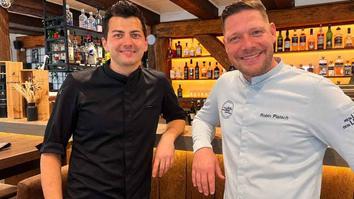 "Mein Lokal, dein Lokal": Mühlen-Betreiber Patrick Smrekar und "Profi" Robin Pietsch.