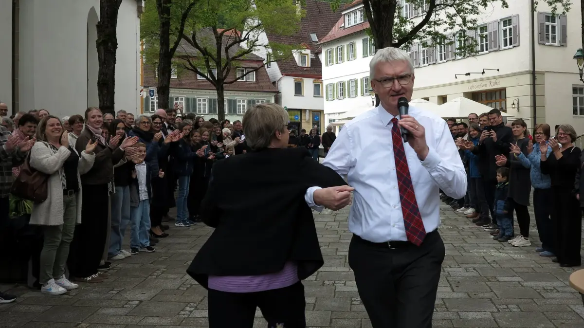 Frithjof Schwesig wurde im Mai 2026 schwungvoll verabschiedet, aber nur im wahrsten Sinne des Wortes.: Frithjof Schwesig wurde im Mai 2026 schwungvoll verabschiedet, aber nur im wahrsten Sinne des Wortes.