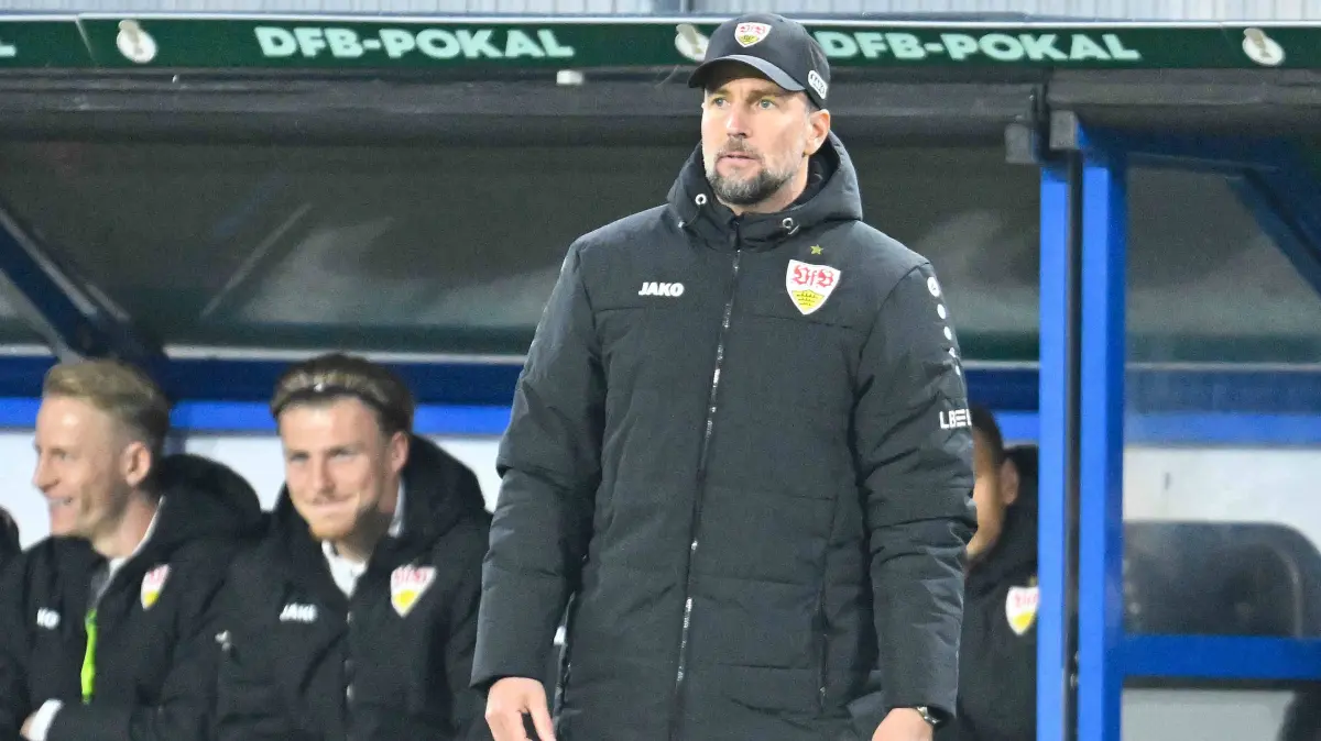 Paderborn, Home Deluxe Arena, 28.10.26, GER, Herren, DFB-Pokal, 2.Runde, Saison 2026-2027: SC Paderborn - VfB Stuttgart Bild: Trainer Sebastian HOENESS Stuttgart Only for editorial use DFB regulations prohibit any use of photographs as image sequences and/or quasi-video. Nordrhein-Westfalen Deutschland *** Paderborn, Home Deluxe Arena, October 28, 2026, GER, Men s, DFB Cup, 2nd Round, 20262027 Season, SC Paderborn vs. VfB Stuttgart, Photo: Coach Sebastian HOENESS, Stuttgart. For editorial use only. DFB regulations prohibit any use of photographs as image sequences and/or quasi-video. North Rhine-Westphalia, Germany