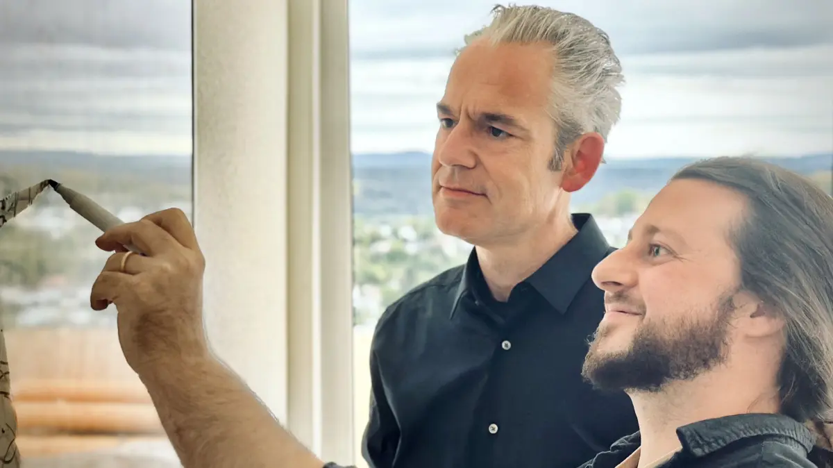 Dr. Antonino Greco (rechts) und Prof. Markus Siegel vom Hertie-Institut für klinische Hirnforschung untersuchen, wie sich Erkenntnisse über die Informationsverarbeitung im Gehirn für die Entwicklung robusterer künstlicher Sehsysteme nutzen lassen.