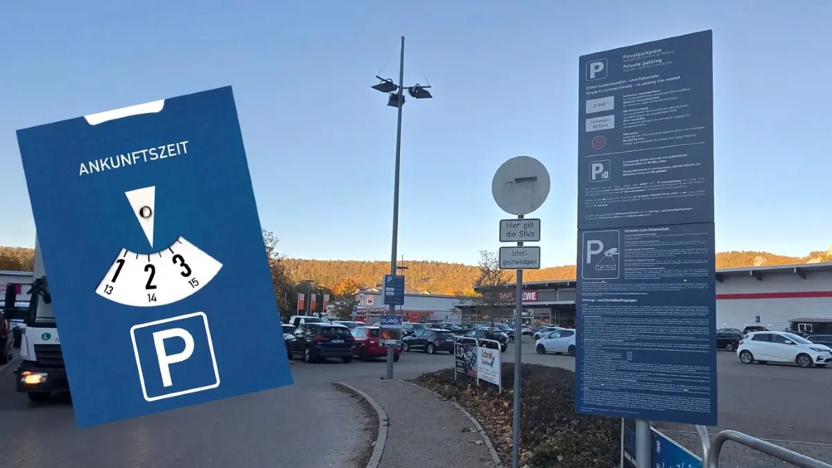 Laut Verbraucherzentrale unzulässig: Kleingedrucktes in der Einfahrt am Blaubeurer Einkaufszentrum in der Württemberger Straße weist darauf hin, dass einen Vertrag eingeht, wer hier einfährt und parkt.