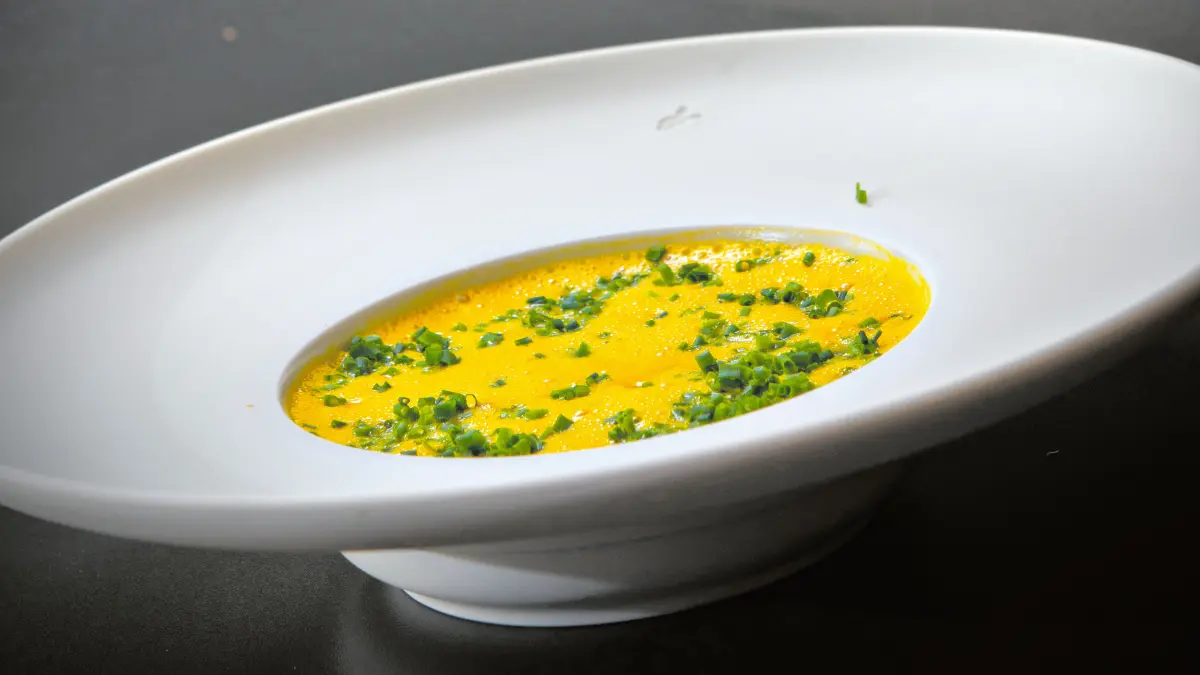 Es folgt ein Kürbisschaumsüppchen vom Hokkaidokürbis mit Muskatkürbis-Chutney.