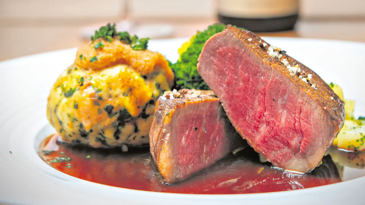 Zartes Rinderfilet mit Semmelknödel und Petersielenwurzel.