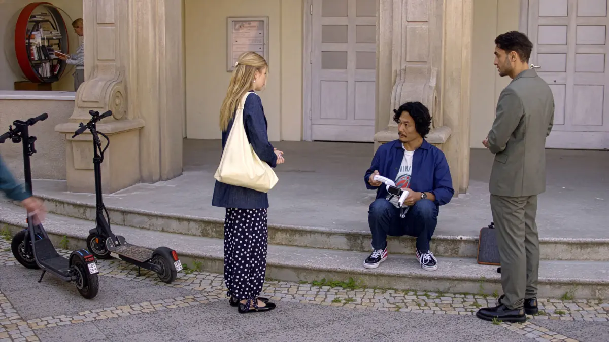 Johanna (Charlott Reschke) und Nihat (Timur Ülker, r.) versuchen, ihren Fehler wieder gut zu machen.