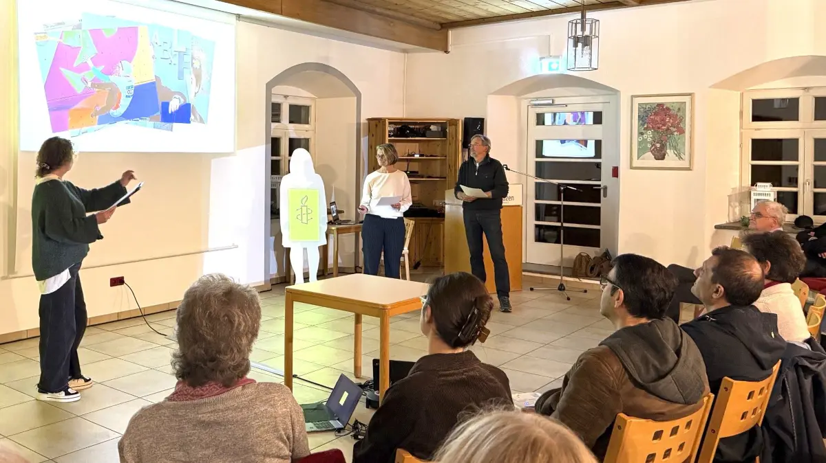 Die Berichte von Menschen, die von "Transnationaler Repression" betroffen sind, wurden im Bildungshaus St. Luzen von verschiedenen Amnesty-Aktiven vorgetragen.