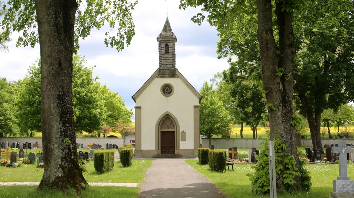 Mittelpunkt und Wahrzeichen des heutigen Friedhofs ist die 1851 errichtete „Gottesacker-Marien-Friedhofs-Kapelle“