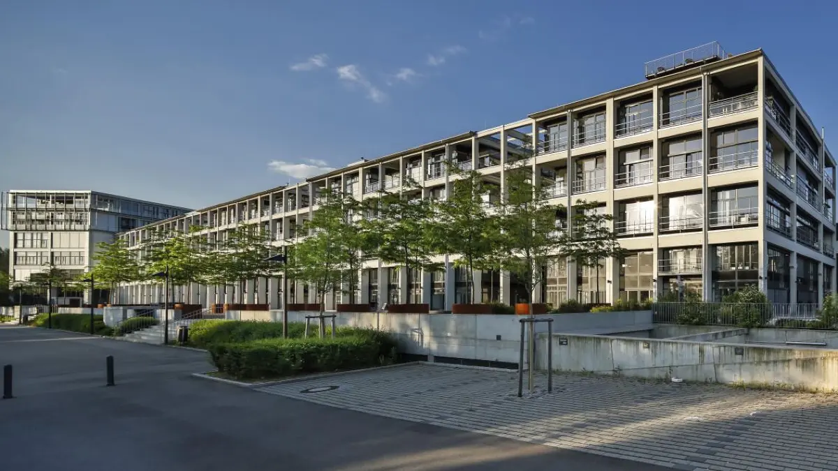 Die Magirus-Deutz-Straße 12 ist auch als Stadtregal bekannt. Red Bull soll hier angeblich Mieter sein.