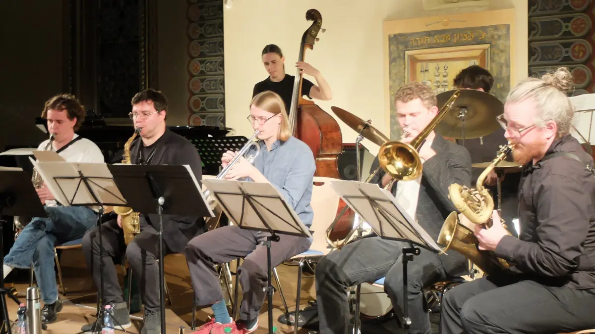 Der Hechinger Landesjazzpreisträger Samuel Restle (Zweiter von rechts) und sein Oktett gaben in der Alten Synagoge von Hechingen ein beeindruckendes Konzert.