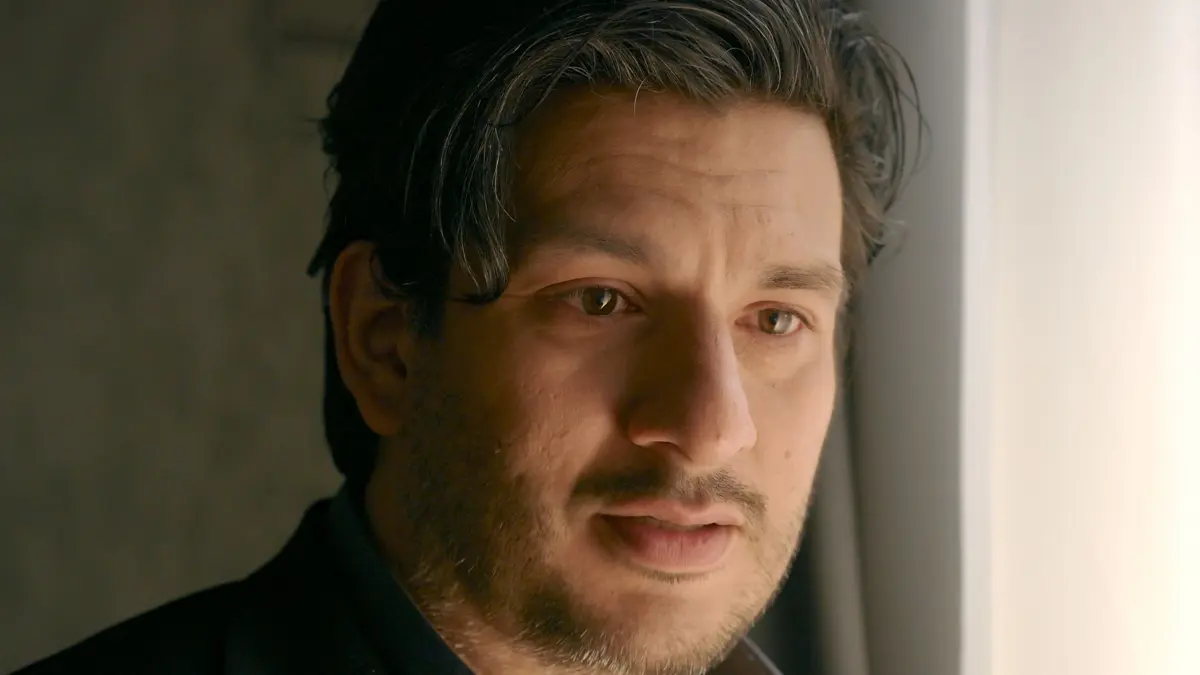 Maximilian (Francisco Medina) droht Deniz (Igor Dolgatschew), seiner Verlobten etwas anzutun.