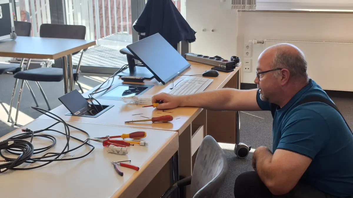 Monteur Tobias Butschbacher aus Leimen installiert die Technik im neuen Sitzungssaal.