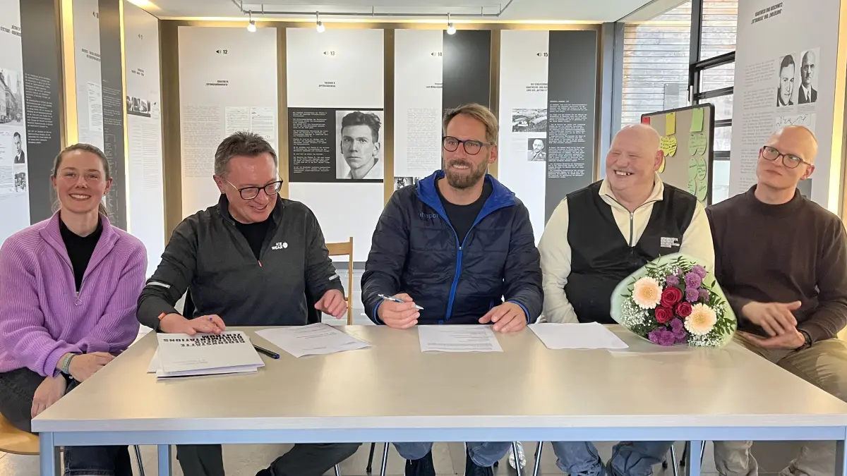Die Kooperation der Gedenkstätte Grafeneck und des Bildungszentrums Bodelhausen bestand bereits. Nun folgt die Unterschrift von den jeweiligen Leitern Thomas Stöckle und Rainer Schulz (zweiter und dritter von links).