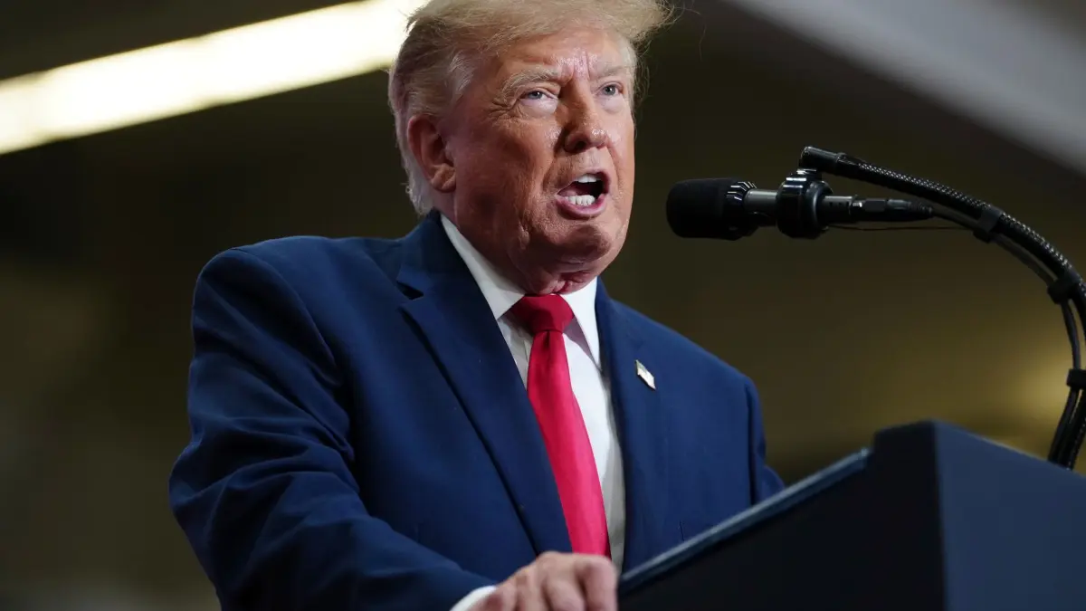 US-Midterms - US-Präsident Trump in Michigan: ARCHIV - 25.10.2026, USA, Port Huron: US-Präsident Donald Trump hält eine Rede während einer Wahlkampfveranstaltung im McMorran Place Sports and Entertainment Center. (zu dpa: «Norweger machen sich über Trumps «Scheißhaus»-Spruch lustig») Foto: Julia Demaree Nikhinson/AP/dpa +++ dpa-Bildfunk +++