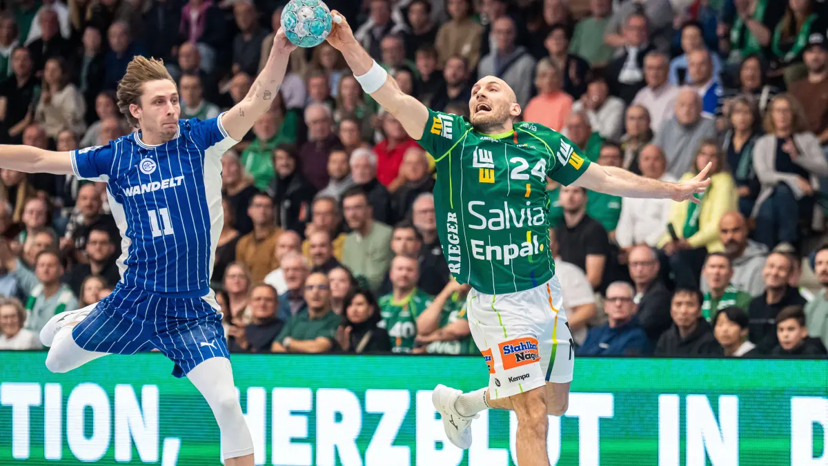 Frisch Auf Goeppingen vs. VfL Gummersbach, Handball, 1. Bundesliga, Herren, Spielzeit 2026/2027, 29.10.2026: Marcel Schiller Frisch Auf Goeppingen, 24 und Mathis Haeseler VfL Gummersbach, 11 kaempfen um den Ball, Frisch Auf Goeppingen vs. VfL Gummersbach, Handball, 1. Bundesliga, Herren, Spielzeit 2026/2027, 29.10.2026, Frisch Auf Goeppingen vs. VfL Gummersbach, Handball, 1. Bundesliga, Herren, Spielzeit 2026/2027, 29.10.2026 Goeppingen *** Marcel Schiller of Frisch Auf Goeppingen, 24, and Mathis Haeseler of VfL Gummersbach, 11, battle for the ball Frisch Auf Goeppingen vs. VfL Gummersbach, handball, 1st Bundesliga, men s division, 20262027 season, October 29, 2026, Frisch Auf Goeppingen vs. VfL Gummersbach, Handball, 1st Bundesliga, Men, 20262027 season, October 29, 2026, Goeppingen Copyright: xEibner-Pressefoto/MichaelxSchmidx EP_MST