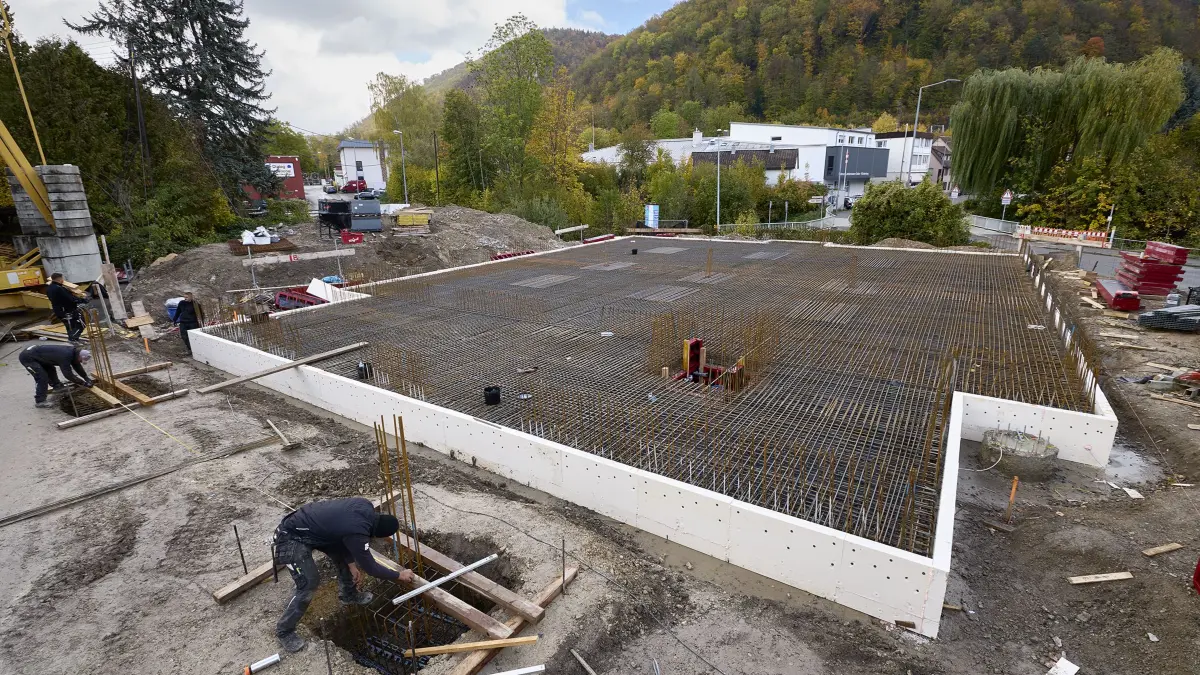 Baufortschritt beim Bau der neuen Ditib-Moschee in der Heidenheimer Straße auf dem ehemaligen Gelände der Firma Niederberger in Geislingen an der Steige. Das Bild zeigt die Armierung (Bewehrung) für die Betonierung der Fundamentplatte die morgen (29.10.2026 um 10:30 Uhr) gegossen wird.