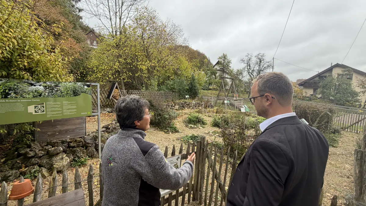 Viel ehrenamtliche Arbeit: Claudia Reichel mit dem Bundestagsabgeordneten Marcel Emmerich am Kräutergarten des Biosphären-Infozentrums in Hütten.