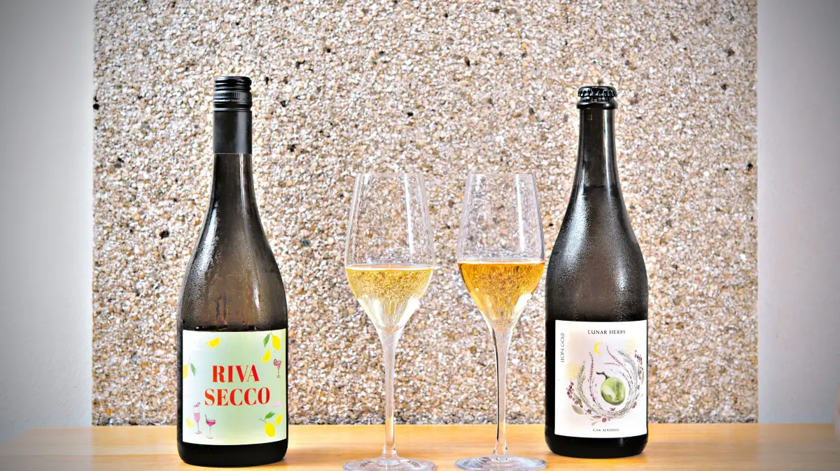 Mit einem Aperitif (mit Umdrehungen und alkoholfrei) vom Weingut Leon Gold startet der Genuss.