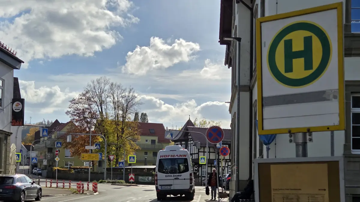 Die Ersatzhaltestelle an der Kanzleistraße braucht es ab heute, 13 Uhr, nicht mehr. Die Busse fahren dann reguläre wieder die „Post“ in der Gartenstraße an