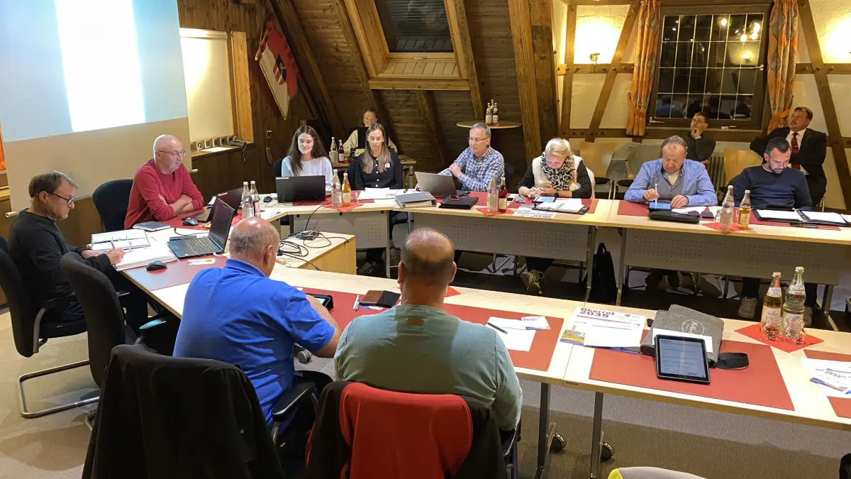 Gemeinderat Oberrot, Carolin Kohl und Jana Hansen vom Kreisplanungsamt