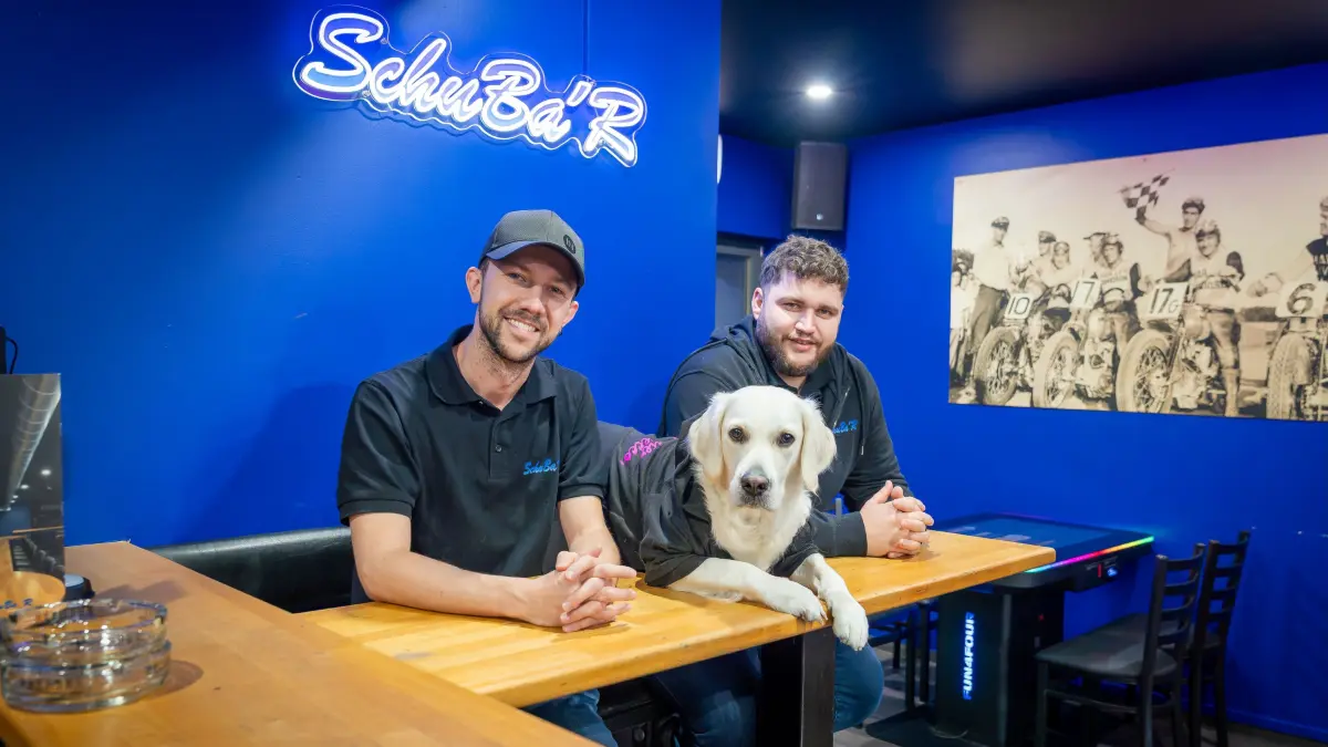 Simon Hahn und sein Partner Edin haben die Mössinger Schubar einmal auf links gedreht. Geholfen hat die Golden Retriever Hündin Ara. Mit ihrem Konzept einer Event-Kneipe wollen sie vor allem einen Raum für jüngere Mössingerinnen und Mössinger schaffen.