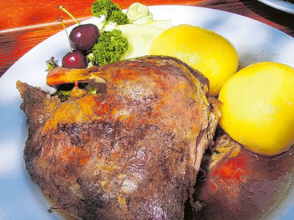 Gänsbraten mit Klößen und Rotkohl. Foto: pixabay
