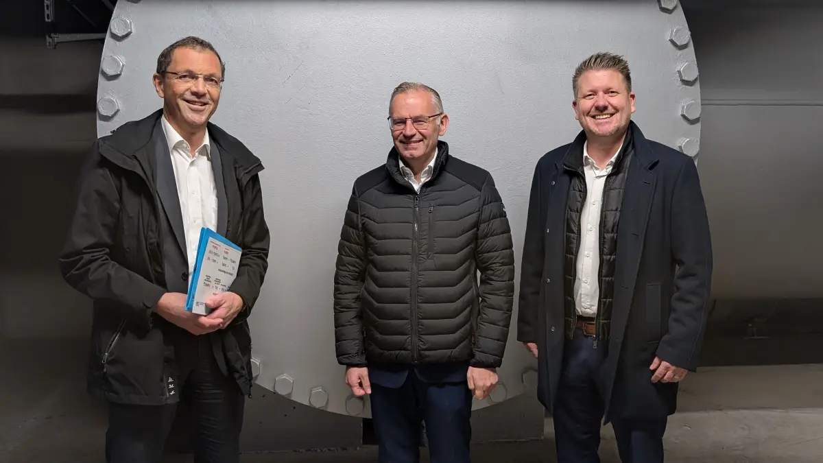 Prof. Dr.-Ing. Frieder Haakh, technischer Geschäftsführer der LW, Norbert Lins, MdEP, und Jan Meier, kaufmännischer Geschäftsführer der LW (v.l.) vor dem Leitungsrohr im Wasserwerk Langenau