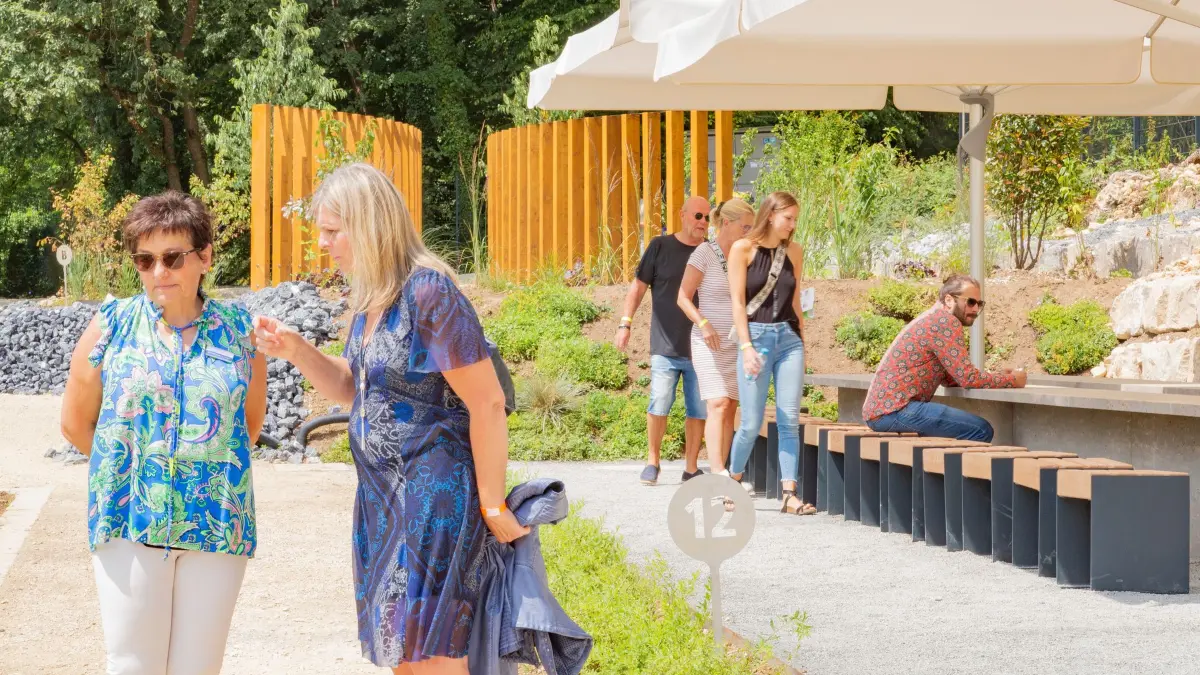Könnte so der Friedhof der Zukunft aussehen? Mit Tischen, Bänken und geselligem Beisammensein? Für die Firma Strassacker ist das keine Zukunftsmusik.