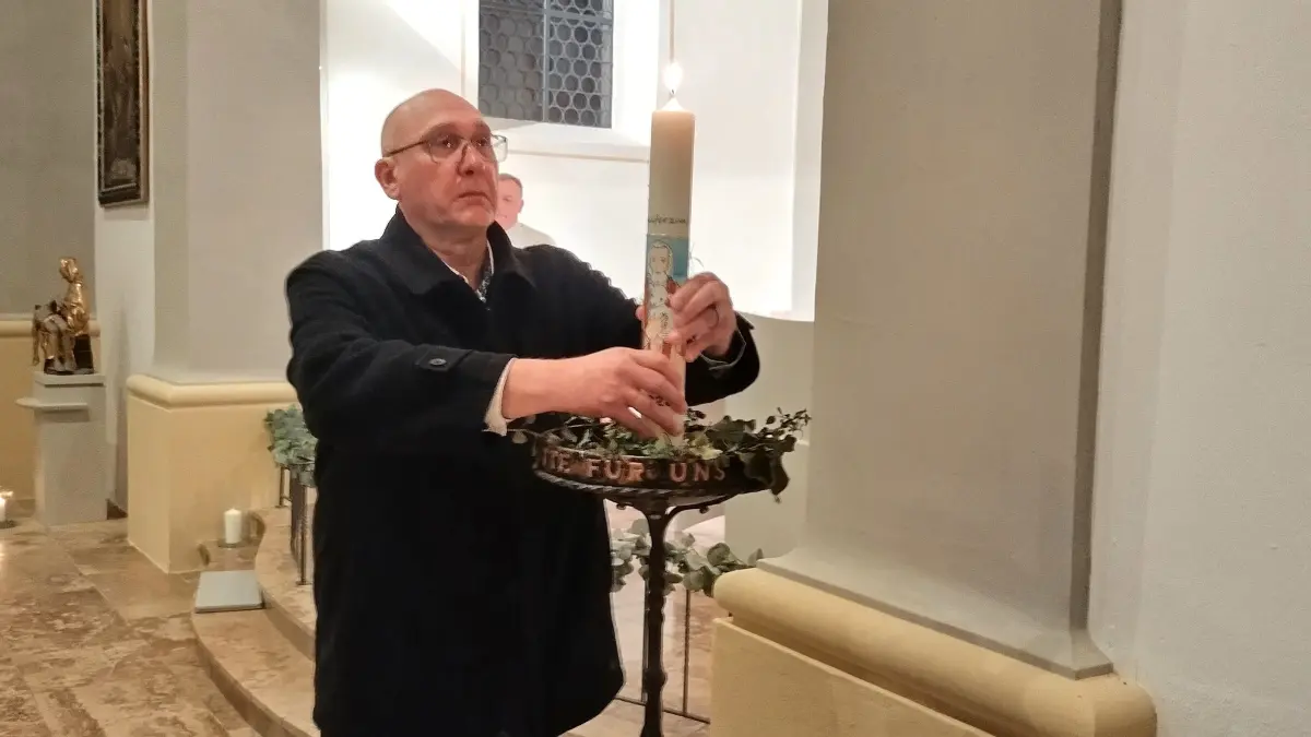 Reinald Riede aus Ratshausen bei seiner ersten Amtshandlung als Kerzenmeister der Schäferzunft Trillfingen.