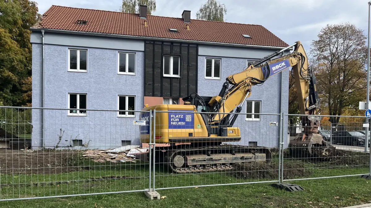 An einem ersten Haus der Elefantensiedlung arbeitet bereits der Abrissbagger. Über die nächsten Jahre wird das Gerät an fast jedem Gebäude eingesetzt werden müssen.