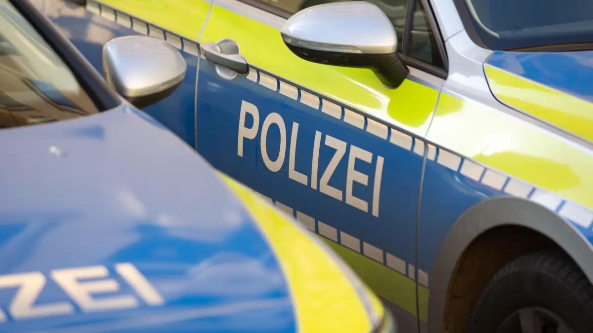 Polizeiautos: ARCHIV - 14.11.2018, Niedersachsen, Osnabrück: Zwei Polizeiautos stehen nebeneinander. (zu dpa: «Polizeiwagen im Schnitt mit 120.000 Kilometern auf dem Tacho») Foto: Friso Gentsch/dpa +++ dpa-Bildfunk +++