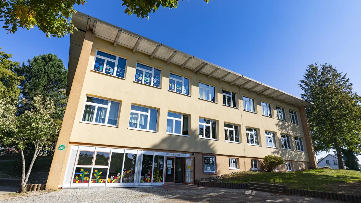 Grundschule Aufhausen, Schulgebäude, Außenansicht
