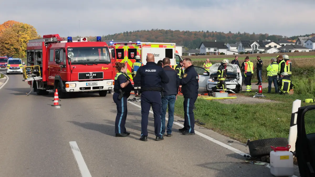 Unfall zwischen Unterroth und Babenhausen: Die Feuerwehr musste einen 86-Jährigen aus einem weißen Kleinwagen schneiden.