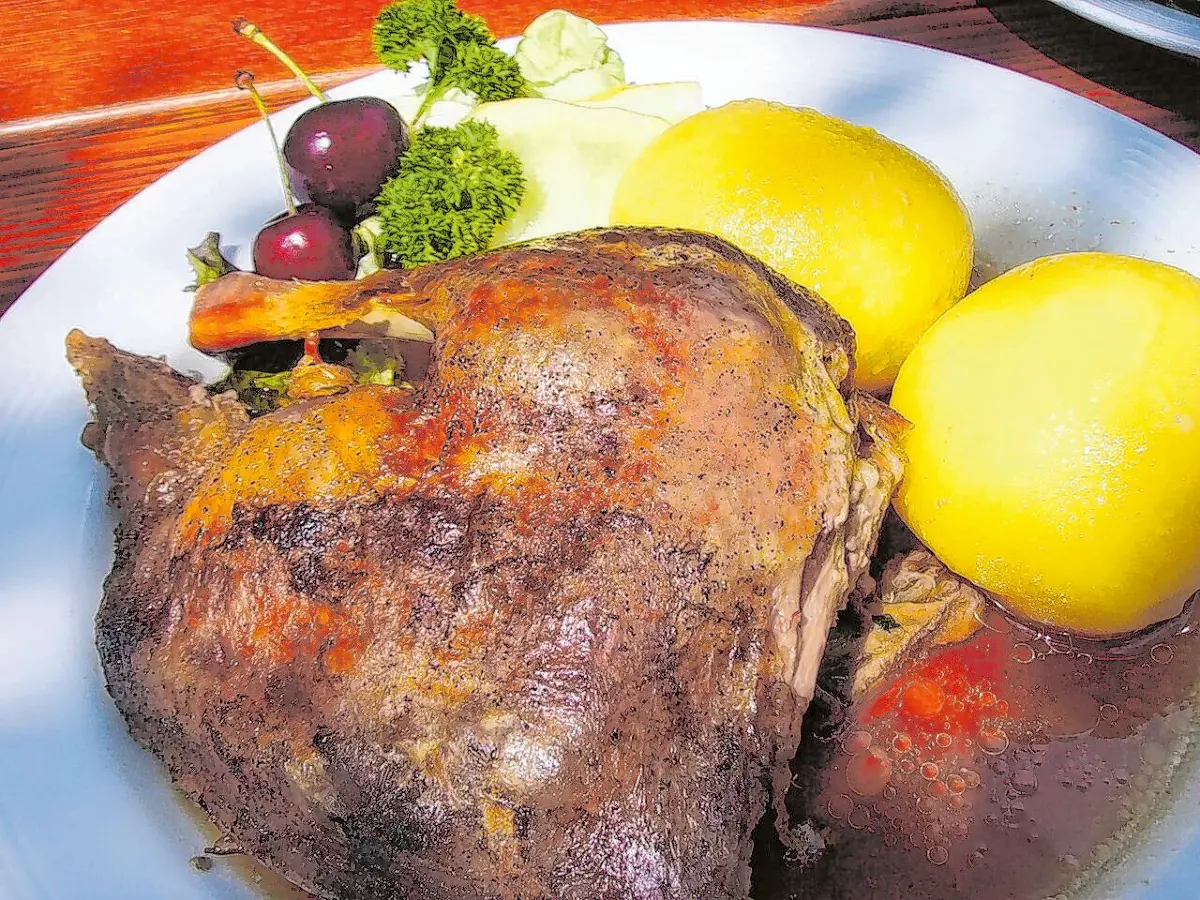 Gänsbraten mit Klößen und Rotkohl. Foto: pixabay