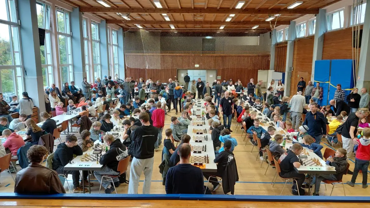 Für eine volle Festhalle in Albstadt-Laufen sorgte der Schach-Jugend-Grand-Prix.