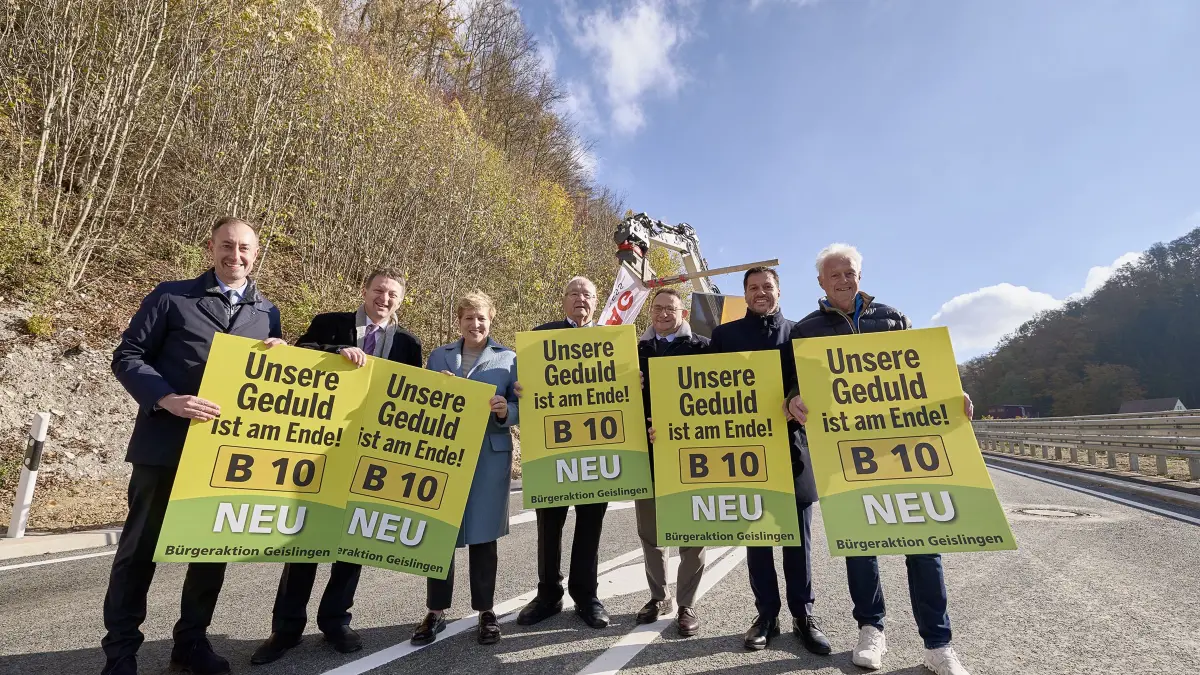 Freie Fahrt, auf der B10 der Geislinger Steige kann wieder gefahren werden. Freigabe der B10 zwischen Geislingen an der Steige (Landkreis Göppingen) und Amstetten (Alb-Donau-Kreis) nach Sanierung. Die Geislinger Steige war für den zweiten Bauabschnitt der B10 zwischen Geislingen und Amstetten ab Höhe Schimmelmühle vom 07. April 2026 bis zum 01.November 2026 Voll gesperrt und wurde im Rahmen einer kleinen Feierlichkeit heute am 30.10.2026 wieder für den Verkehr freigegeben. Bei der Sanierung wurde die Fahrbahn erneuert und Stützbauweke errichtet. Anwesend waren Politiker aus Bund, Land und der Region sowie Mitglieder der Bürgerinitiative B10 Neu um die Straße nach sechsmonatiger Sanierungszeit wieder für den Verkehr freizugeben. Die Feierlichkeit wurde vom Saxofonquartett der Musikschule Geislingen begleitet. Redner in chronologischer Abfolge: Ulrich Lange MdB, Parlamentarischer Staatssekretär beim Bundesminister für Verkehr, Nicole Razavi MdL, Ministerin für Verkehr des Landes Baden-Württemberg, Ignazio Ceffalia Oberbürgermeister der Stadt Geislingen an der Steige und Pfarrer Dr. Tobias Kaiser von der evangelischen Kirchengemeinde Geislingen an der Steige (gab seinen Segen). Susanne Bay, Regierungspräsidentin des Regierungsbezirks Stuttgart konnte nicht teilnehmen da sie auf der A8 im Stau stand.