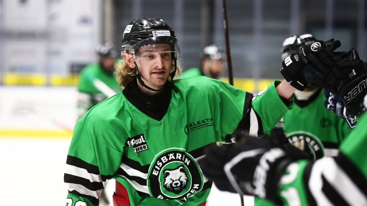 Süßes, Saures und ein heißes Eishockey-Duell: Stürmer Zachary Horn und die Eisbären Balingen feiern Heimauftakt.