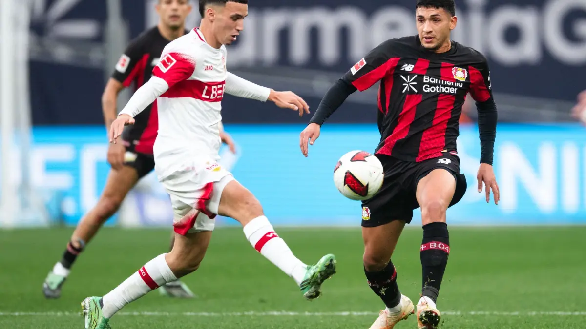 Bayer Leverkusen - VfB Stuttgart: 31.10.2026, Nordrhein-Westfalen, Leverkusen: Fußball, Männer: Bundesliga, Bayer Leverkusen - VfB Stuttgart, 8. Spieltag, BayArena. Ezequiel Fernández (r, Bayer Leverkusen) und Bilal El Khannouss (VfB Stuttgart) kämpfen um den Ball. Foto: Marius Becker/dpa +++ dpa-Bildfunk +++