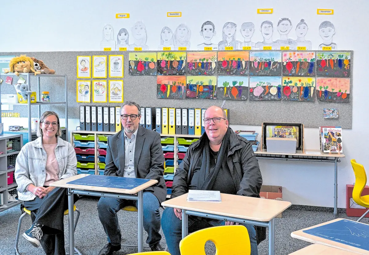 Bei der Besichtigung kehrten sie auf die Schulbank zurück (von links): Projektarchitektin Julia Schiffner, der kaufmännische Leiter im FES-Vorstand Matthias Heinz sowie Architekt Jochen Schmid.