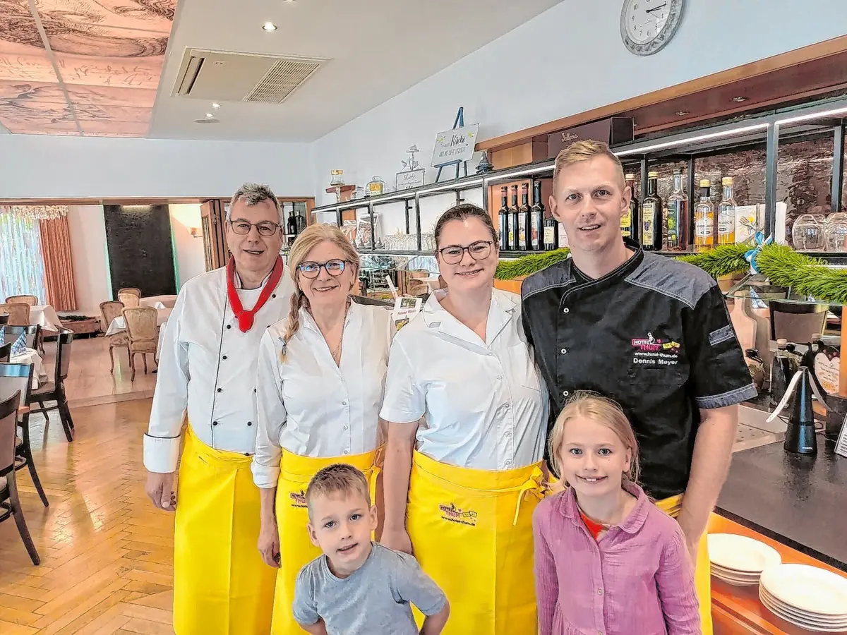 Die Inhaberfamilie Meyer (v. l.): Thomas, Marina, Evelyn und Dennis, mit dem Nachwuchs. ⇥Foto: Cornelius Eyckeler
