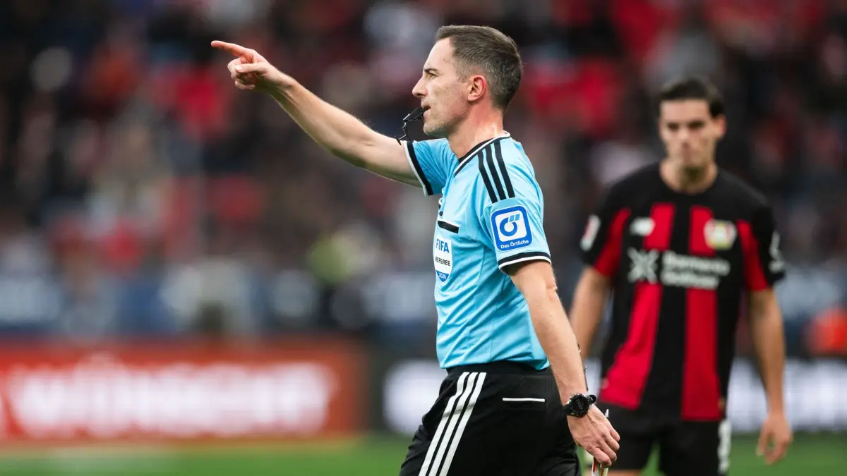 Bayer Leverkusen - VfB Stuttgart: 31.10.2026, Nordrhein-Westfalen, Leverkusen: Fußball, Männer: Bundesliga, Bayer Leverkusen - VfB Stuttgart, 8. Spieltag, BayArena. Schiedsrichter Benjamin Brand gestikuliert. Foto: Marius Becker/dpa +++ dpa-Bildfunk +++