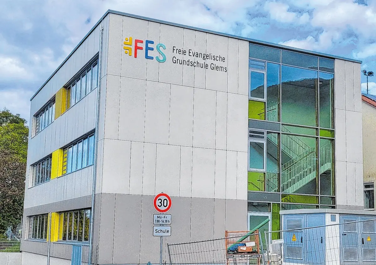 Der Neubau der Freien Evangelischen Schule in Glems bietet Platz für bis zu 212 Mädchen und Buben.