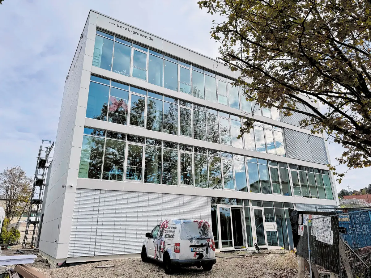 Mit dem neuen Verwaltungsgebäude in der Erwin-Seiz-Straße hat Ömer Kocak einen Firmensitz geschaffen, der Strahlkraft hat. Mit denlichtdurchfluteten Räumen und dem schicken Interieur spiegelt es wider, wofür der Betrieb steht: Klarheit und Sauberkeit, in der man sich wohlfühlt.