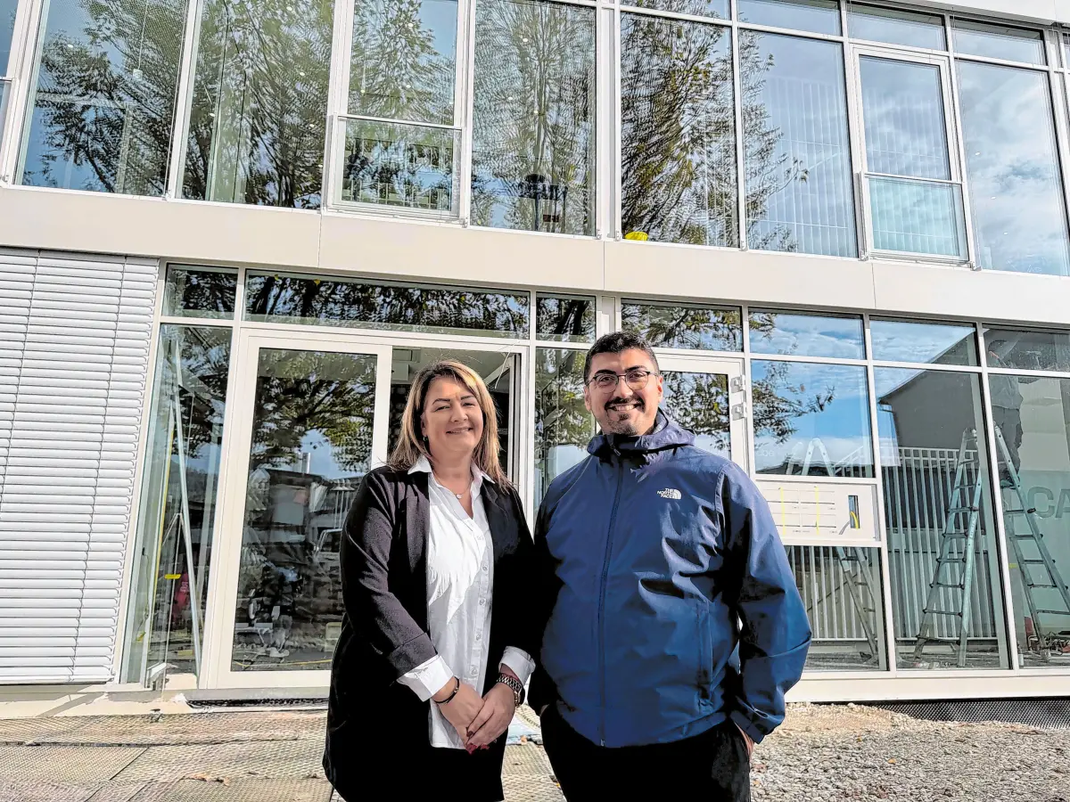 Annette Monaco und Ömer Kocak freuen sich schon auf den Einzug ins neue Firmengebäude. ⇥Fotos: Natalie Eckelt