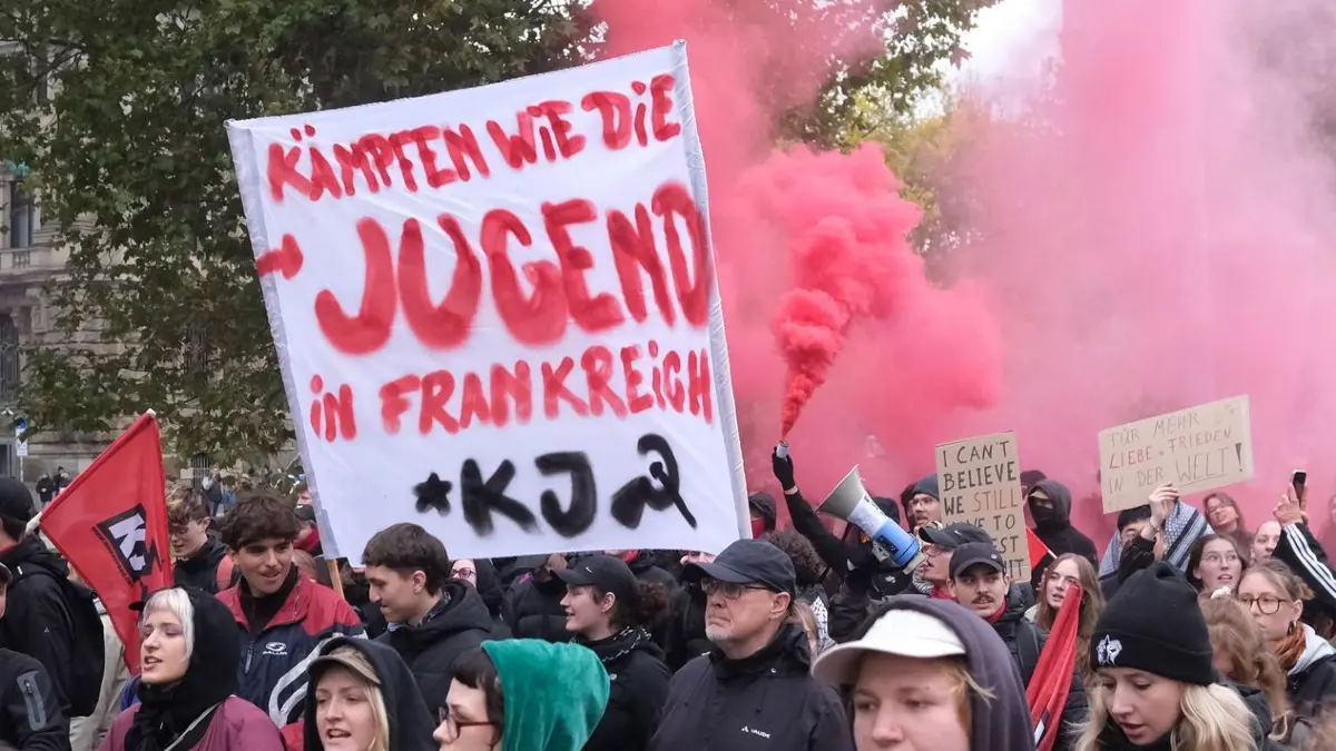 Teilnehmer einer Demonstration in Leipzig zünden Pyrotechnik und zeigen ein Transparent mit der Aufschrift "Kämpfen wie die Jugend in Frankreich". Die Initiative „Gen Z regelt“ hatte für den 31. Oktober zu Protesten in rund 30 Städten aufgerufen. Sie setzt sich unter anderem für mehr Klimaschutz, Maßnahmen gegen steigende Lebenshaltungskosten und gegen die Wehrpflicht ein.